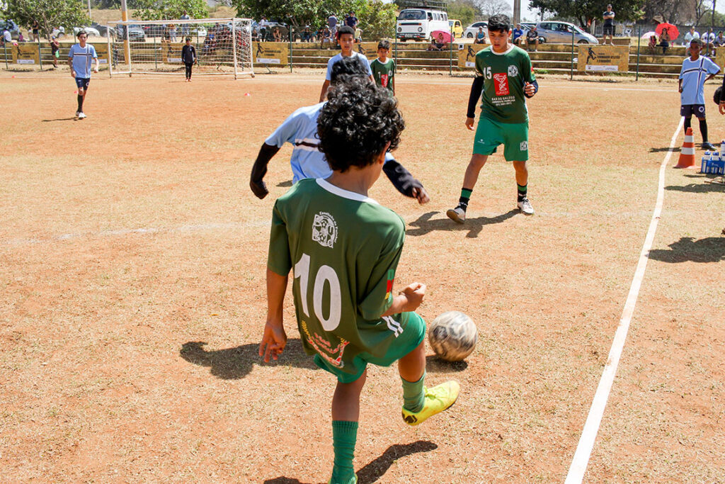 Jogadores sub 9 da Escolinha de Futebol “Mãos dadas pelo Esporte