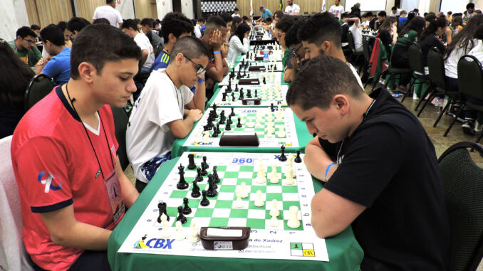 Mestre Internacional de Xadrez faz palestra e joga simultaneamente contra  18 adversários em Rondonópolis