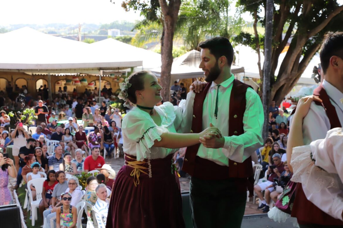 Apresentação de dança típica (2)