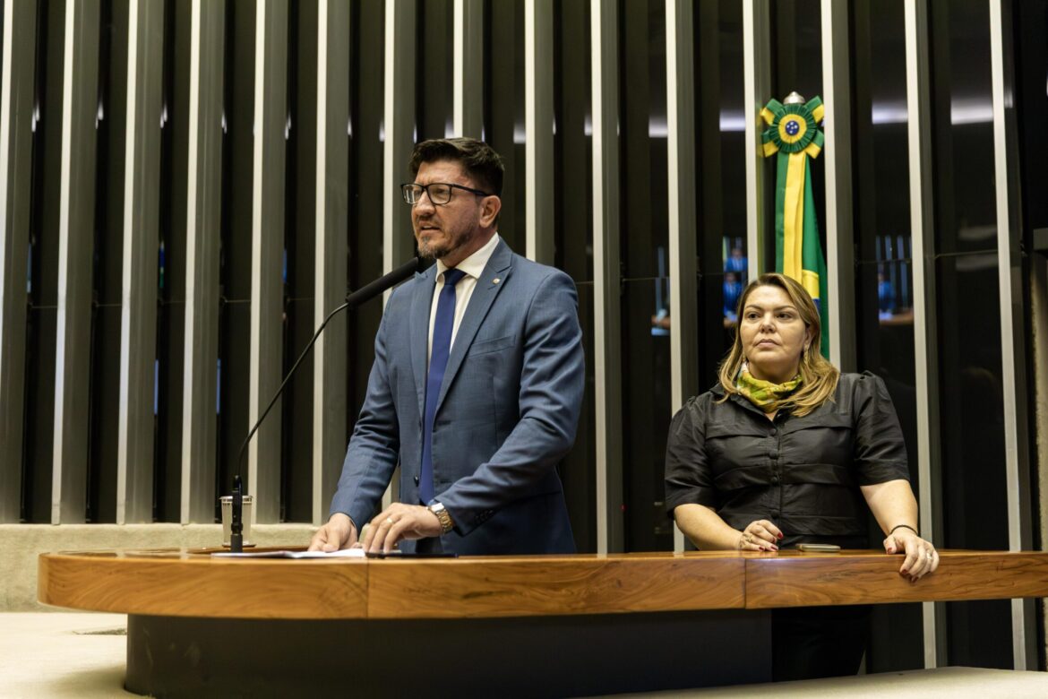 Foto-Glaustin-Lei-do-Autismo-scaled